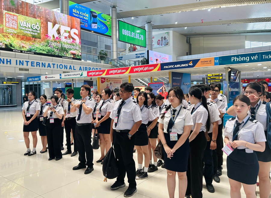 Sinh viên Học viện Hàng không tiếp cận quy trình vận hành chuyên nghiệp của ngành tại sân bay quốc tế Tân Sơn Nhất. Ảnh: HVHK