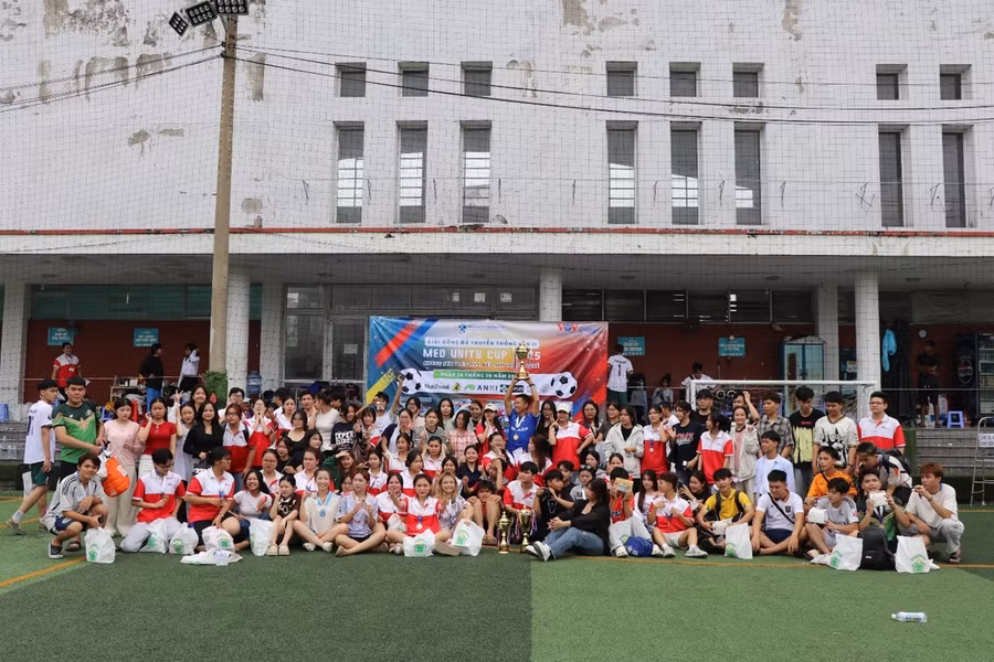 Các đội bóng chụp ảnh cùng nhau tại Giải bóng đá truyền thống lần II - MED Unity Cup 2025 của Trường Cao đẳng Phát thanh - Truyền hình II. Ảnh: BTC