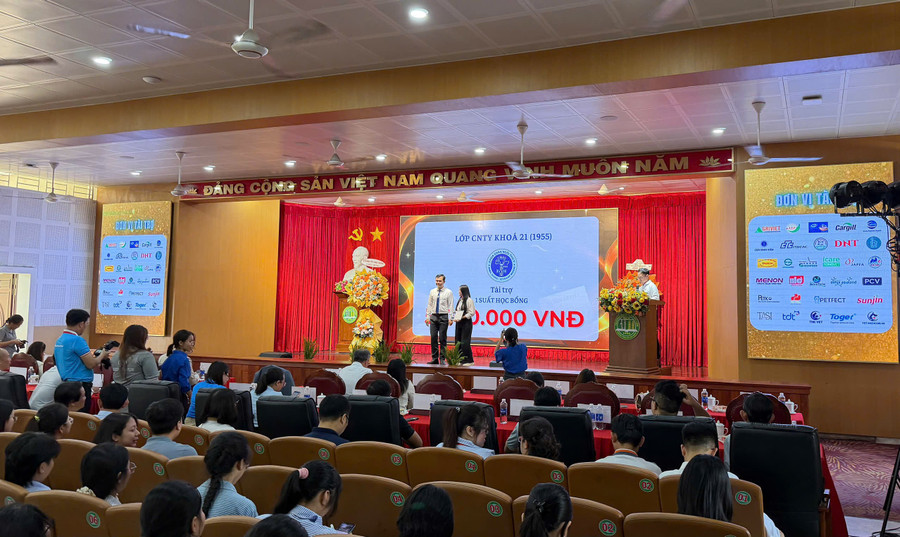 Đại diện Khoa Chăn nuôi Thú y trao học bổng cho sinh viên. Ảnh: NTCC z7147954754306-f228fabbf963f8b84a6ce3bdef65a098.jpg