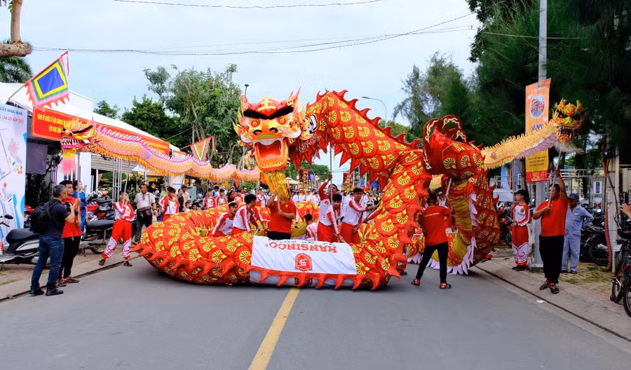 Biểu diễn Lân - Sư - Rồng tại công viên Cần Giờ được người dân hưởng ứng. Ảnh: TTVHTT