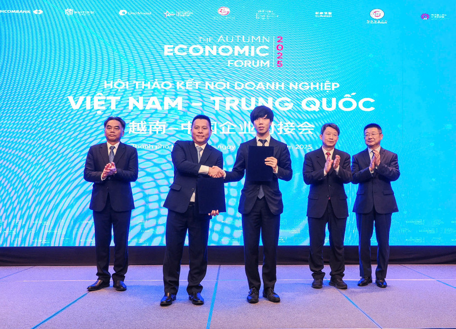 Đại diện tập đoàn HCMC C4IR và tập đoàn Sunwah thực hiện nghi thức công bố hợp tác. Ảnh: Hoàng Hùng