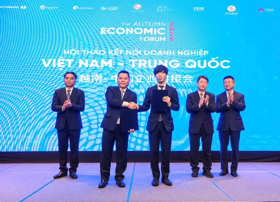 Đại diện tập đoàn HCMC C4IR và tập đoàn Sunwah thực hiện nghi thức công bố hợp tác. Ảnh: Hoàng Hùng