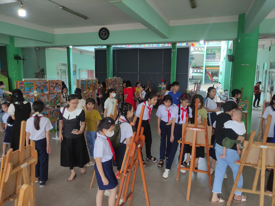 Các em học sinh đang cùng tham quan triển lãm tranh. Ảnh: Nhà thiếu nhi Bình Dương 504904958-1291535892354664-6028446984024133738-n.jpg