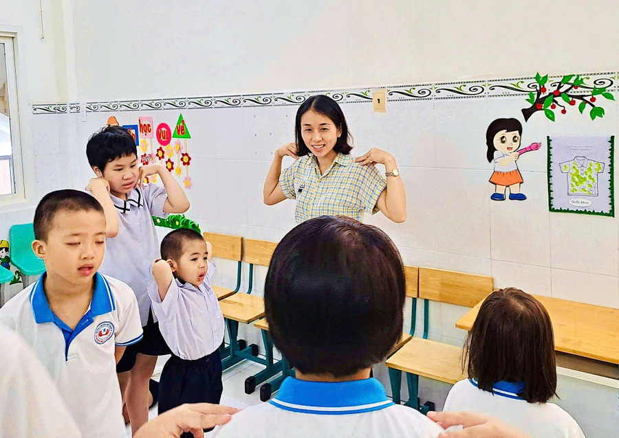 Cô Đặng Thị Hồng Loan trong một lớp tiền học đường tại trường. Ảnh: NVCC
