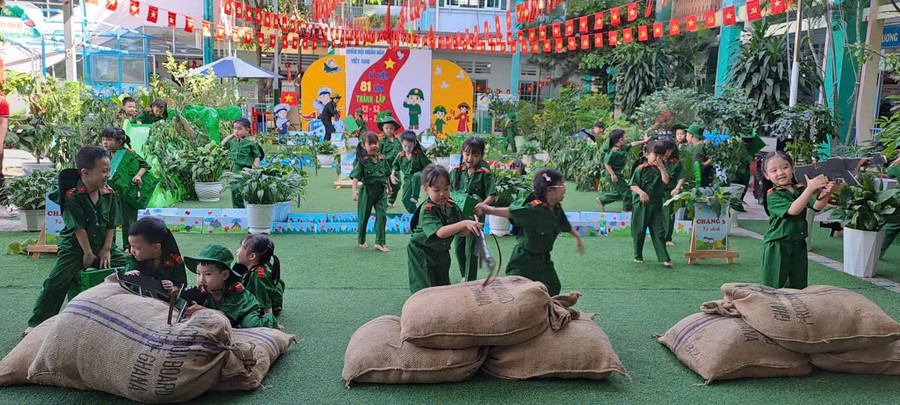 Niềm vui rạng rỡ của các “chiến sĩ nhí” khi được trải nghiệm làm các chú bộ đội. z7332192143308-24bc8129a9cc949684f3549d1390870a.jpg