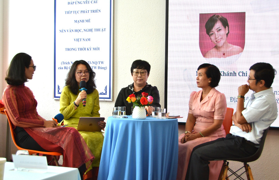 Các nhà văn, nhà thơ Việt - Hàn và dịch giả trao đổi về hành trình sáng tác, dịch thuật và những thách thức trong giao lưu văn học giữa hai nền văn hóa. Ảnh: H.P dsc-0562.jpg