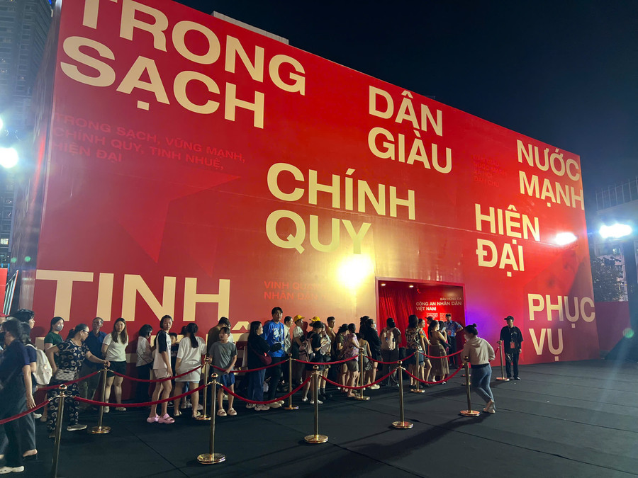 Dòng người xếp hàng vào xem không gian triển lãm đa giác quan “Bản hùng ca Công an Nhân dân Việt Nam”. Ảnh: H.P. z6675563728876-3af61ecec5a0c08d4475ed097ec9fb23.jpg
