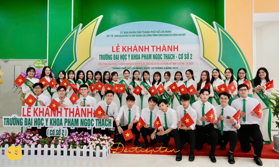 Sinh viên trường tại Lễ khánh thành ngày 26/8. Ảnh: Lương Vỹ Khánh z6949498555847-4f4ed47118886b6b93221dd32fb3a8df.jpg