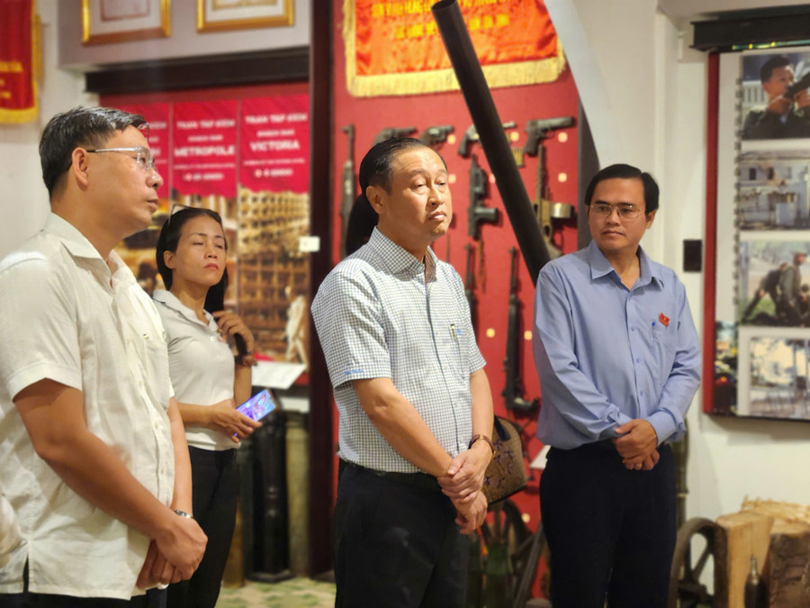 Ông Huỳnh Thanh Nhân - Phó Chủ tịch HĐND TPHCM (giữa) tham quan tại bảo tàng Biệt động Sài Gòn. Ảnh: L.N z7098707613425-cb80c36104b95f737eba8d310e08ce93.jpg