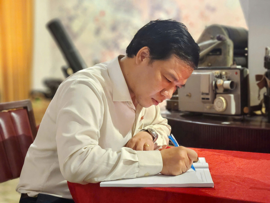 TS. Nguyễn Minh Nhựt, Phó Trưởng ban Văn hóa - Xã hội HĐND TPHCM viết sổ lưu niệm tại bảo tàng. Ảnh: L.N z7098707213329-d6f9ab95a0afdc6e1f79bd6590ba699f.jpg