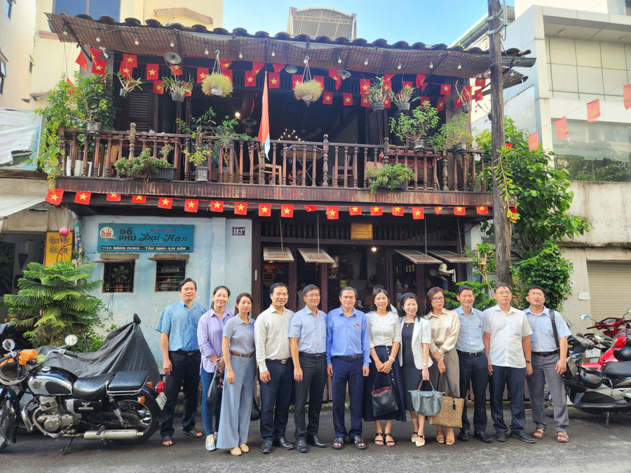 Đoàn khảo sát chụp ảnh tại quán cơm tấm Đại Hàn. Ảnh: L.N z7098707678032-f9950bbcaeee9932918491f3de26544e.jpg