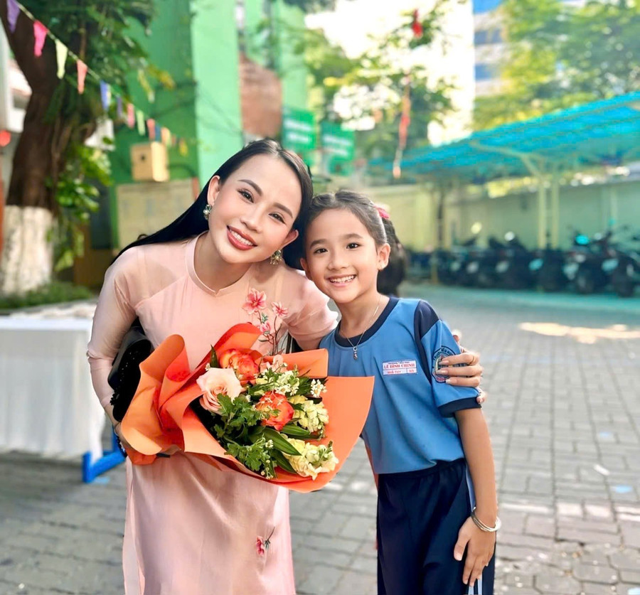 TS Nguyễn Thị Quốc Minh cùng học sinh trong một buổi diễn thuyết tại trường học. Ảnh: NVCC