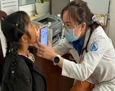 TS. BSCK I Trần Thị Mai Liên (30 tuổi), khoa Cấp cứu Bệnh viện Nhi đồng 1 đang thăm khám cho bệnh nhi. h-condao-3a-268202517-2023.jpg