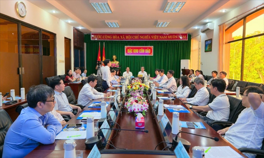 Buổi khảo sát thực tế tại Côn đảo của lãnh đạo Thành phố và lãnh đạo các bệnh viện đa khoa, chuyên khoa đầu ngành. Ảnh: Sở Y tế TPHCM h-condao-1-268202517-2022.jpg