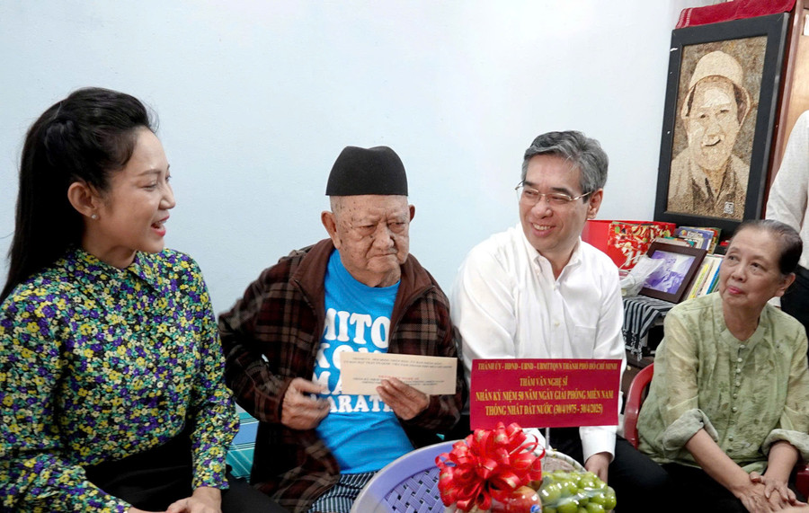 Ông Nguyễn Phước Lộc, Phó Bí thư Thành ủy TPHCM (áo trắng) ân cần thăm hỏi nghệ sĩ - nhà văn Mạc Can. Ảnh: Thúy Bình z7126500040696-75607dbd67cabab2db81d6f41d20eb14.jpg