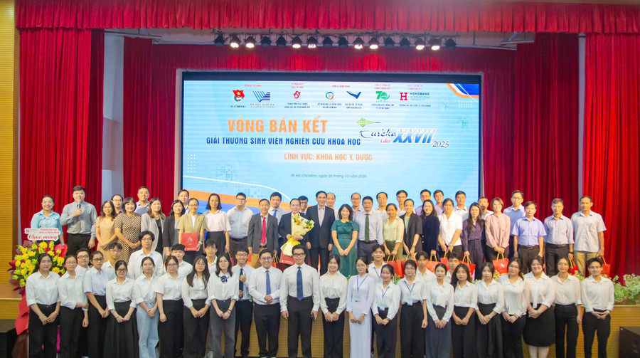 Đại diện Ban tổ chức và HIU tặng hoa tri ân Hội đồng Khoa học lĩnh vực Khoa học Y Dược. Ảnh: BTC z7157413868131-4297e8cb981339a3780491b3899567c4.jpg