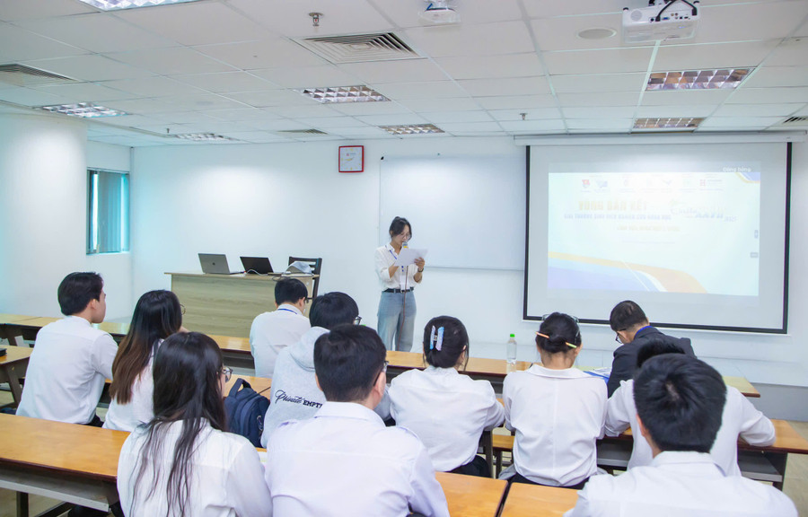 Các thí sinh trình bày đề tài tại vòng bán kết. Ảnh: BTC z7157413867927-af230166233cdfa246486de5e43e4beb.jpg