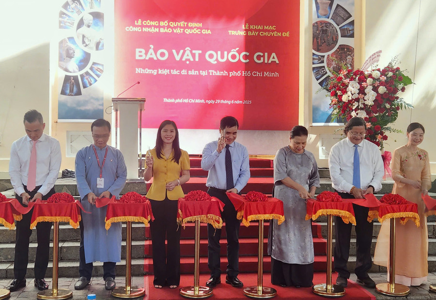 Các đại biểu cắt băng khai mạc trưng bày chuyên đề “Bảo vật Quốc gia – Những kiệt tác di sản tại TP Hồ Chí Minh”. Ảnh: L.N.