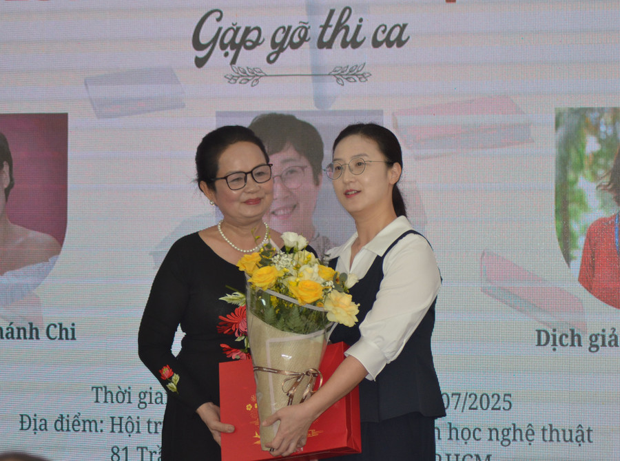 Chủ tịch Hội Nhà văn TPHCM, bà Trịnh Bích Ngân trao tặng hoa cho bà Choi Kyung Ju - đại diện Tổng Lãnh sự quán Hàn Quốc tại TPHCM. Ảnh: H.P