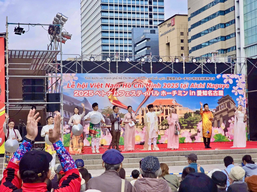 Tiết mục văn nghệ truyền thống diễn ra tại lễ hội ngày đầu tiên. Ảnh: ITN