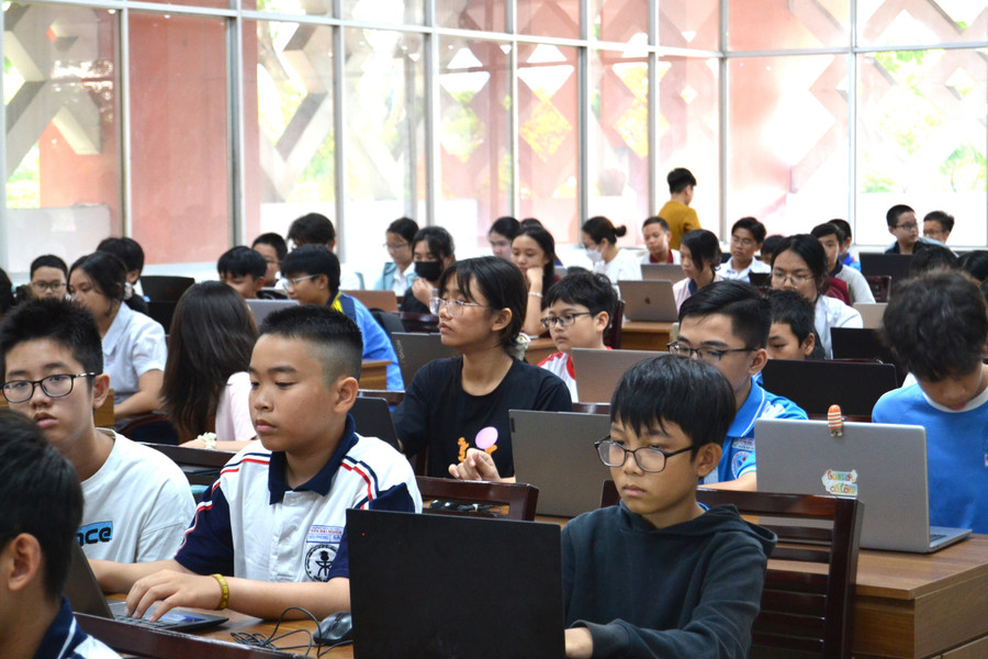 Học sinh tìm hiểu nội dung chương trình “Khám phá AI cùng Python” và “Lập trình Python và ứng dụng thực tế” - hai chuyên đề chính của các lớp học thí điểm lần này. Ảnh: H.P ai2.jpg