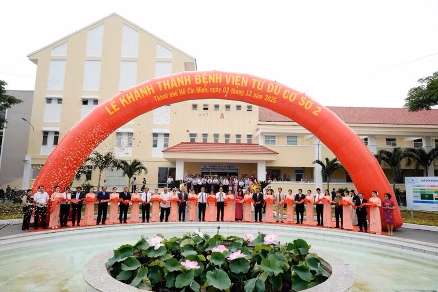 Các đại biểu cắt băng khánh thành Bệnh viện Từ Dũ cơ sở 2 tại xã Cần Giờ.