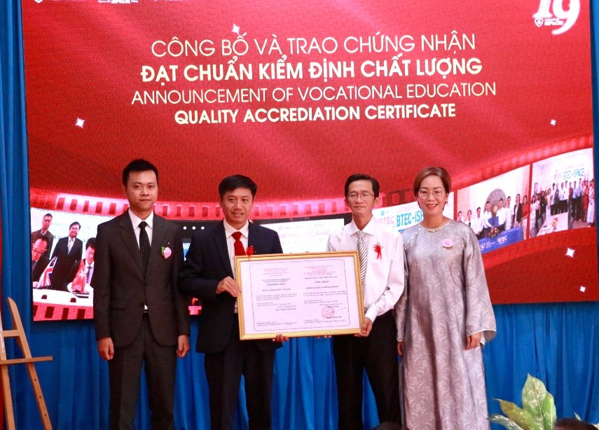 Đại diện Viện Đào tạo & Phát triển nhân lực, ThS Phan Thanh Lâm và ThS. Nguyễn Hoàng Anh, Phó Viện trưởng Viện trao chứng nhận cho PGS.TS. Nguyễn Duy Hàm, Hiệu trưởng iSPACE.