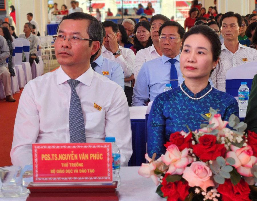 Ông Nguyễn Văn Phúc - Thứ trưởng Bộ Giáo dục và Đào tạo đến tham dự cùng phu nhân z7325428078594-a2c59cf23755908385d31290398a2c4d.jpg