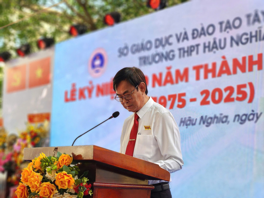 Thầy Trần Văn Truyến - Hiệu trưởng Trường THPT Hậu Nghĩa phát biểu tại buổi lễ. z7325428194275-93d941522ba4fcd1172fe5158153b78b.jpg