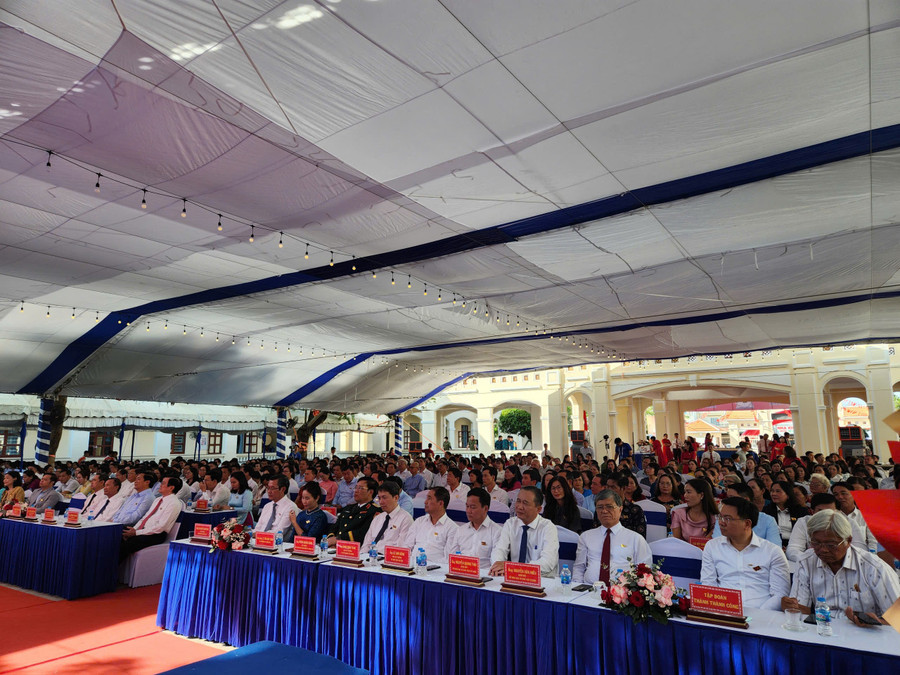 Toàn cảnh buổi lễ kỷ niệm 50 năm thành lập Trường THPT Hậu Nghĩa.