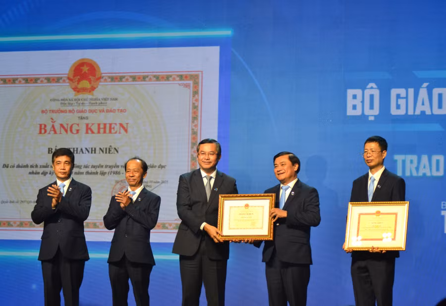 Thứ trưởng Nguyễn Văn Phúc trao tặng Bằng khen của Bộ GD&ĐT cho Báo Thanh Niên. Ảnh: H.P.