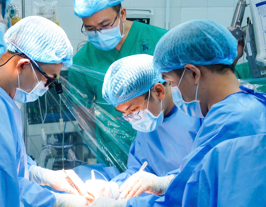 Ca phẫu thuật tim được thực hiện thành công tại bệnh viện Thống Nhất dưới sự hỗ trợ của nhiều đơn vị. Ảnh: BVCC z7147962006455-9522a391f8118cc6a76bedddc989fa83.jpg