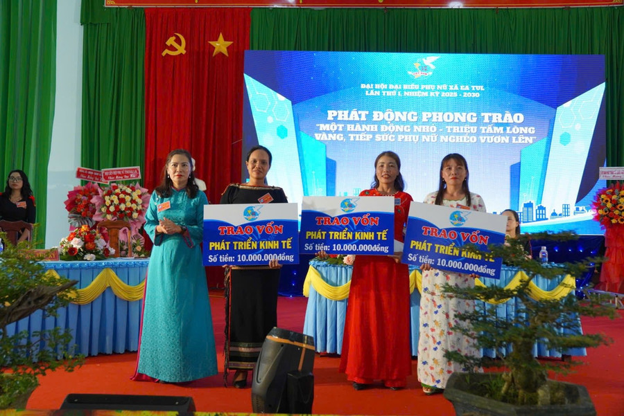 Hội Liên hiệp Phụ nữ xã Ea Tul phát động quyên góp hỗ trợ tiền cho phụ nữ nghèo khởi nghiệp. Ảnh: PNDL 559321272-2292705601168262-7881448960317411882-n.jpg