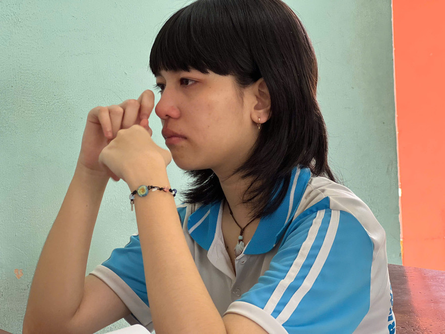 Em Nguyễn Tú Kim Tuyền rơi nước mắt khi kể về hoàn cảnh của bản thân. Ảnh: Hương Phú