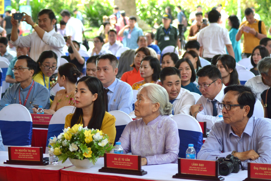 Các đại biểu và khách mời tham dự lễ khai mạc. Ảnh: H.P. dsc-0016.jpg
