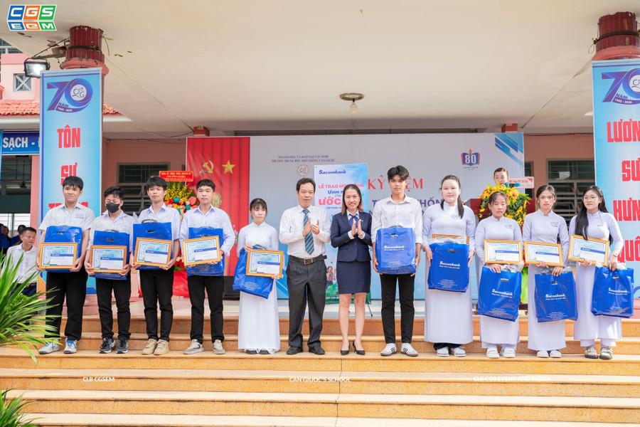 Thầy Hiệu trưởng - Phan Thành Nhân cùng nhà tài trợ trao học bổng cho các em học sinh nhân dịp khai giảng. Ảnh: THPT Cần Giuộc 543421928-1364841075644807-559124605192978745-n.jpg