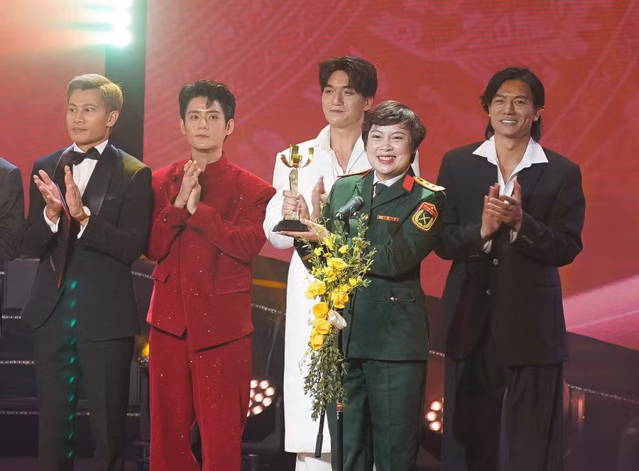 Phim “Mưa đỏ” của đạo diễn Đặng Thái Huyền nhận giải Bông sen vàng. Ảnh: LHPVN 24.