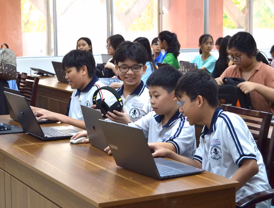 Các em học sinh hào hứng với lần đầu tiếp cận môi trường học về trí tuệ nhân tạo chuyên sâu. Ảnh: H.P