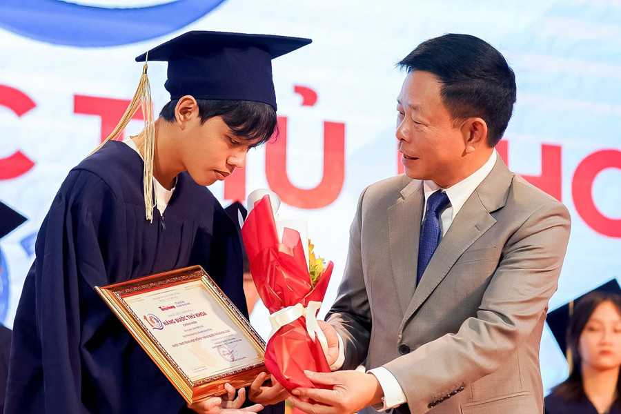 Nhà báo Phùng Công Sưởng - Tổng Biên tập Báo Tiền Phong trao học bổng cho sinh viên có hoàn cảnh đặc biệt khó khăn. Ảnh: TP
