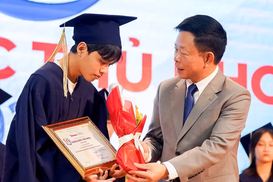 Nhà báo Phùng Công Sưởng - Tổng Biên tập Báo Tiền Phong trao học bổng cho sinh viên có hoàn cảnh đặc biệt khó khăn. Ảnh: TP