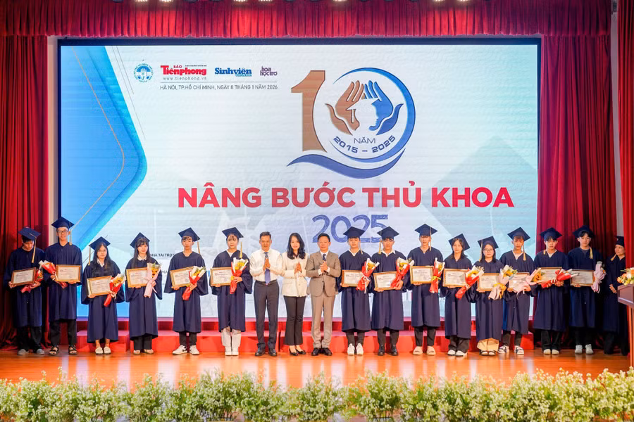 Các thủ khoa, sinh viên vượt khó được vinh danh tại chương trình “Nâng bước thủ khoa 2025”. Ảnh: TP