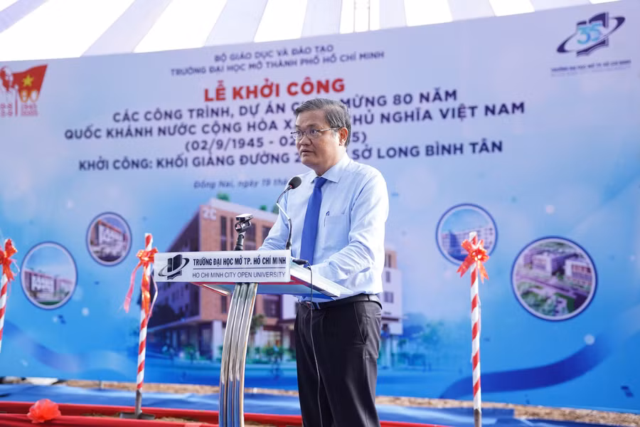 GS.TS Nguyễn Minh Hà - Hiệu trưởng Trường Đại học Mở TPHCM phát biểu tại Lễ khởi công dự án. Ảnh: OU