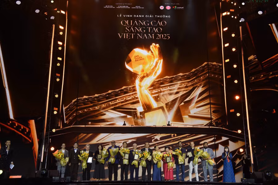 Ban tổ chức trao Giải thưởng Quảng cáo sáng tạo Việt Nam 2025 cho các dự án, doanh nghiệp.