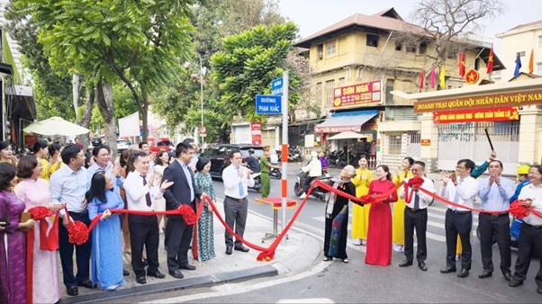 Lễ công bố quyết định đặt tên đường Phạm Khắc diễn ra tại trung tâm thành phố.