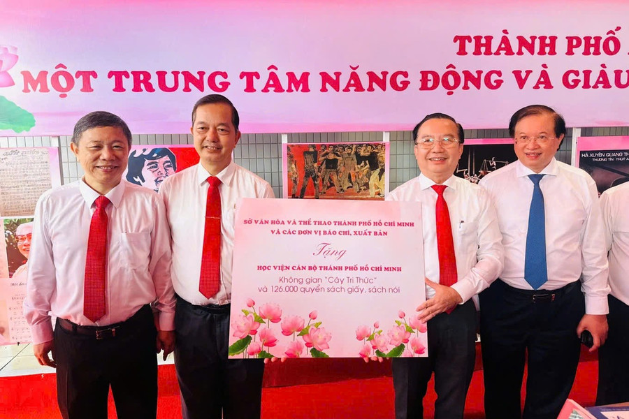 Sở VH&TT TPHCM trao tặng Không gian "Cây tri thức" và 126.000 quyển sách cho Học viện Cán bộ TPHCM. Ảnh: BTC z7130275658311-26d04648ac853d95175e73b320acfce3.jpg
