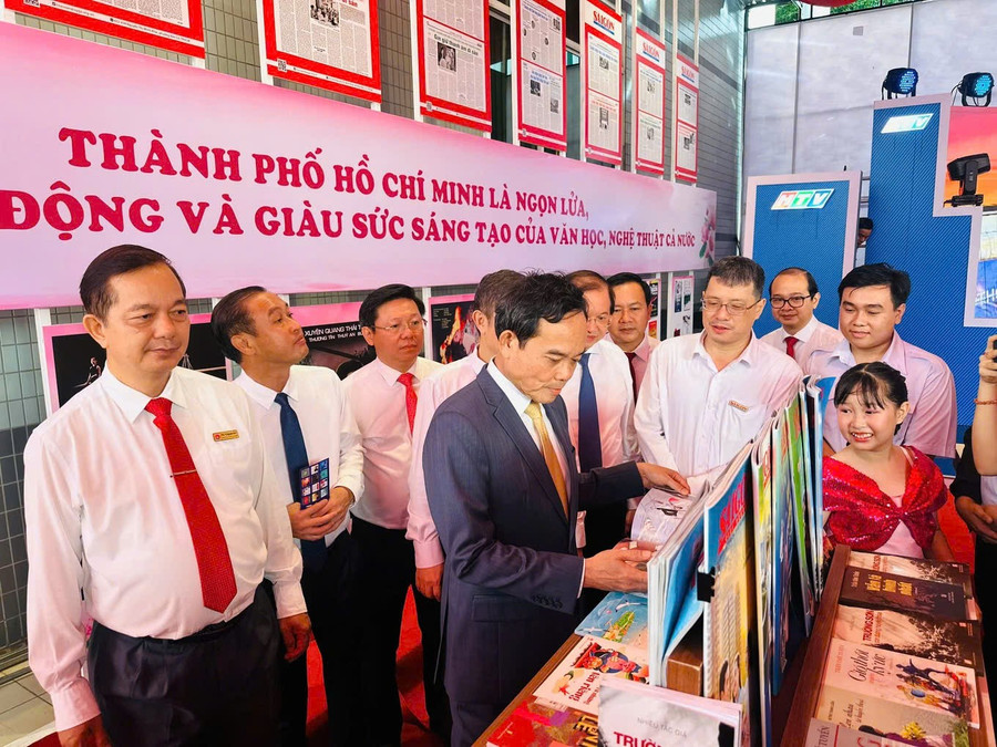Ông Trần Lưu Quang, Bí thư Trung ương Đảng, Bí thư Thành ủy TPHCM tham quan không gian trưng bày báo chí - xuất bản tại Học viện Cán bộ TPHCM. Ảnh: BTC