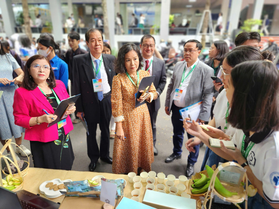 Ban giám khảo đặt câu hỏi cho đội thi. Ảnh: L.N