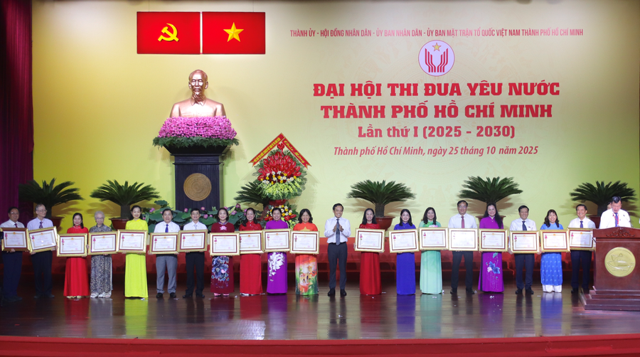 Ông Trần Lưu Quang - Bí thư Thành ủy TPHCM trao tặng Huân chương Lao động hạng Ba của Chủ tịch nước cho các cá nhân điển hình tiên tiến TPHCM tại đại hội. Ảnh: N.D