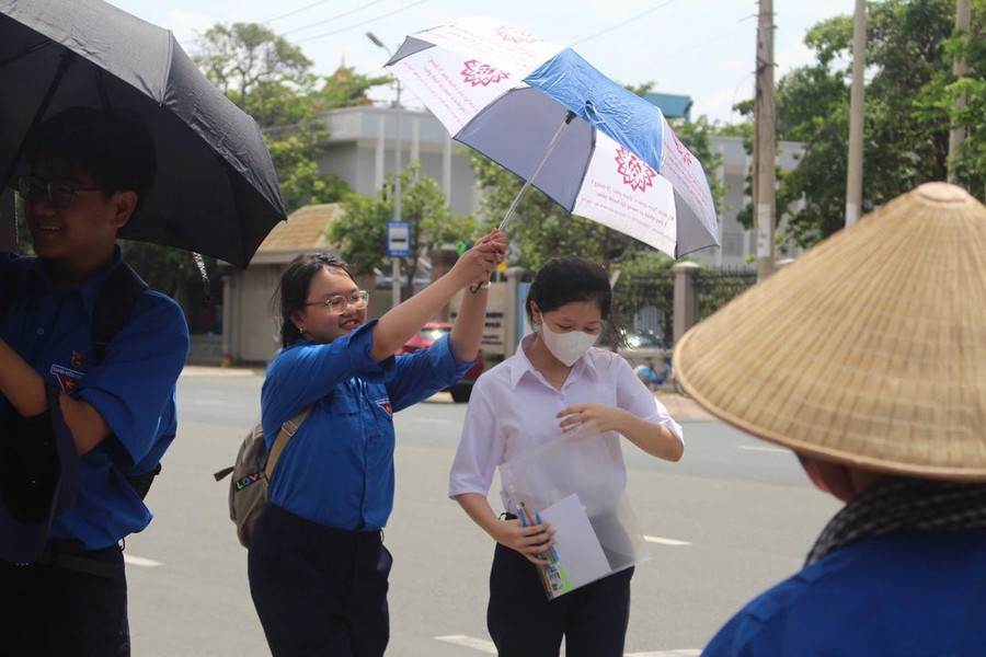 Các đoàn viên tình nguyện luôn sẵn sàng hỗ trợ thí sinh. (Ảnh: Đoàn trường THPT Vũng Tàu). 503505720-697944936189439-6885123723915095843-n.jpg