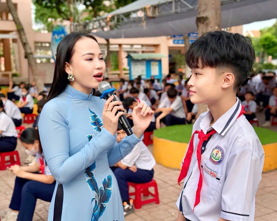 Cô Minh có nhiều buổi diễn thuyết ở các trường học. Ảnh: NVCC z7006417293456-fbccabaf495254c1ee7ea5d884975772-8718.jpg